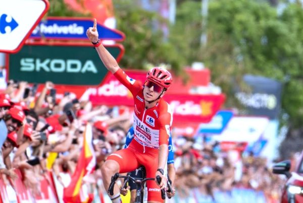 Tadej Pogacar comemora sua 3ª vitória na Volta a Espanha 2026 ao vencer a 5ª etapa em Castelló