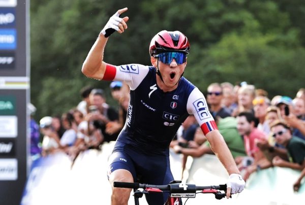 Francês Adrien Boichis comemora a vitória e o título mundial de short track em Val di Sole