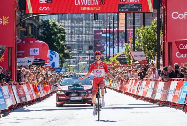 Tadej Pogacar atacou a 50 km da meta e cruzou a meta sozinho na 4ª etapa da Volta a Espanha 2026