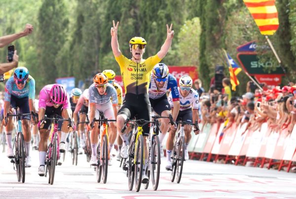 Matthew Brennan comemora a vitória no sprint da 5ª etapa da Volta a Espanha 2026