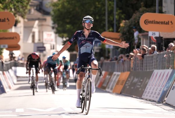 Alessandro Fancellu comemora a vitória na primeira etapa do Giro d'Abruzzo