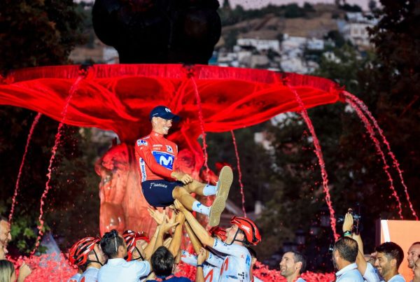 Enric Mas (camisa vermelha) conquistou o título da Volta a Espanha 2026 e quebrou jejum espanhol de 12 anos