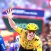 Brennan conquistou a 5ª vitória na Volta a Espanha 2026 a triunfar na sprint da 17ª etapa em Sevilha