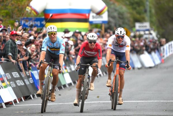 Magnus Bak levou a melhor no sprint com outros 3 ciclistas e garantiu o título mundial de gravel 2026